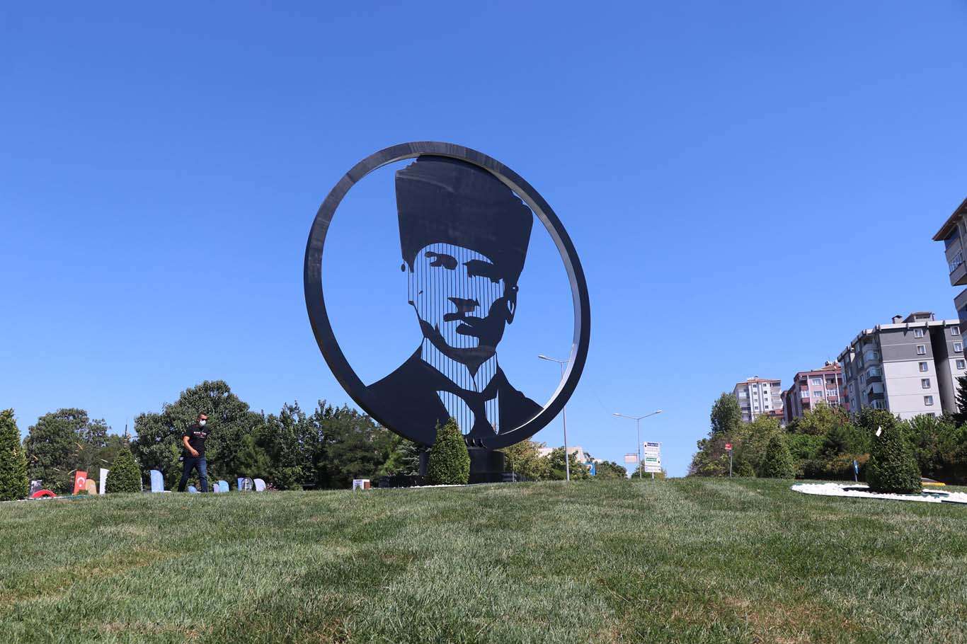 CHP heykel sevdasından vazgeçmiyor!